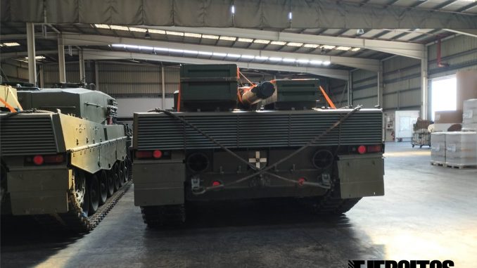 Carros de combate Leopard 2A4 españoles almacenados en el puerto de Santander en espera de su traslado a Ucrania. Fuente - Revista Ejércitos.