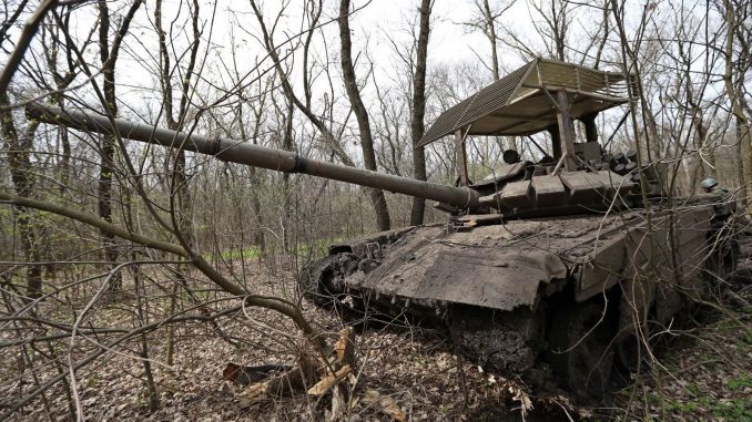 Char de combat russe équipé d'un système de double grille sur la tourelle. Source - Télégramme.