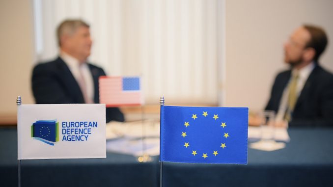 El Acuerdo Administrativo fue firmado hoy en Bruselas por Jiri Šedivý, Director Ejecutivo de Agencia Europea de Defensa, y el Dr. William LaPlante, Subsecretario de Defensa para Adquisiciones y Mantenimiento de los Estados Unidos. Fuente - EDA. El Acuerdo Administrativo fue firmado hoy en Bruselas por Jiri Šedivý, Director Ejecutivo de Agencia Europea de Defensa, y el Dr. William LaPlante, Subsecretario de Defensa para Adquisiciones y Mantenimiento de los Estados Unidos. Fuente - EDA.