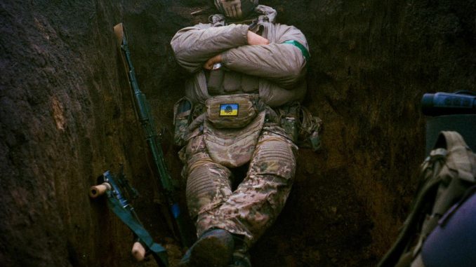 Miembro del batallón "Lobos DaVinci" perteneciente a la 67ª Brigada Mecanizada ucraniana en una posición defensiva en el área de Bakhmut. Fuente - 67ª Brigada.