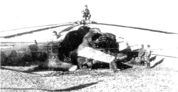 Aterrizaje de emergencia por los daños en combate de un Mi-24, 1981. Fuente - G. Cherkasov.