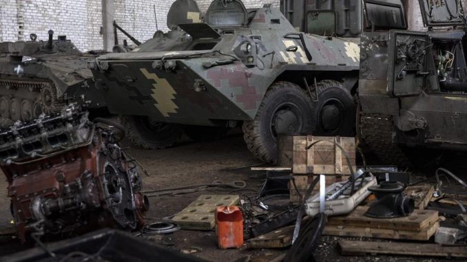Instalación aprovechada por las Fuerzas Armadas ucranianas para la reparación de sus blindados al noroeste de Járkov. Autor - Heidi Levine.