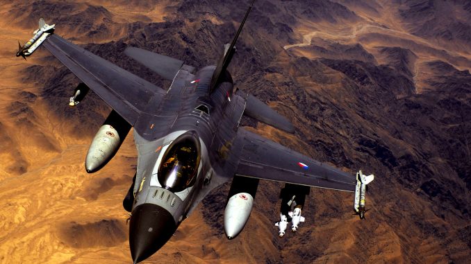 F-16 de la Real Fuerza Aérea de los Países Bajos sobrevolando Afganistán. Estos aparatos son algunos de los candidatos más evidentes de cara a su envío a Ucrania. Fuente - Real Fuerza Aérea de los Países Bajos.