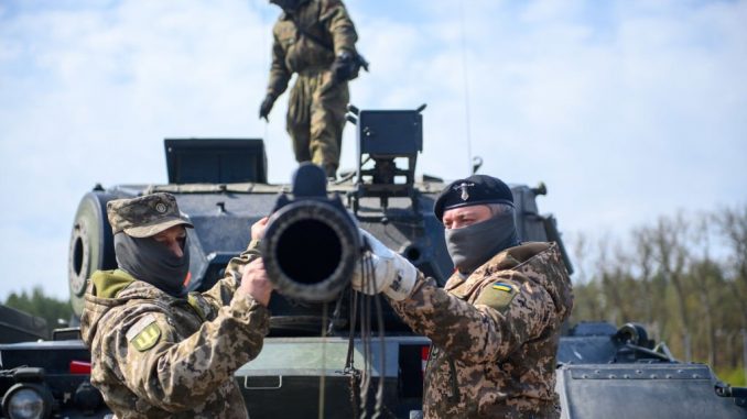 Tripulaciones ucranianas comienzan a familiarizarse con los Leopard 2A5. Fuente - Ministerio de Defensa de Ucrania.