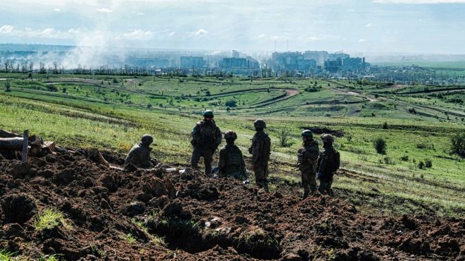 Vista de Bakhmut desde una posición ucraniana. Fuente - Ministerio de Defensa de Ucrania. Vista de Bakhmut desde una posición ucraniana. Fuente - Ministerio de Defensa de Ucrania.