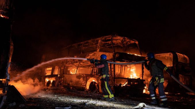 Daños en una estación de autobuses a consecuencia del ataque ruso con misiles y drones de esta noche. Fuente - Gobierno de Ucrania.