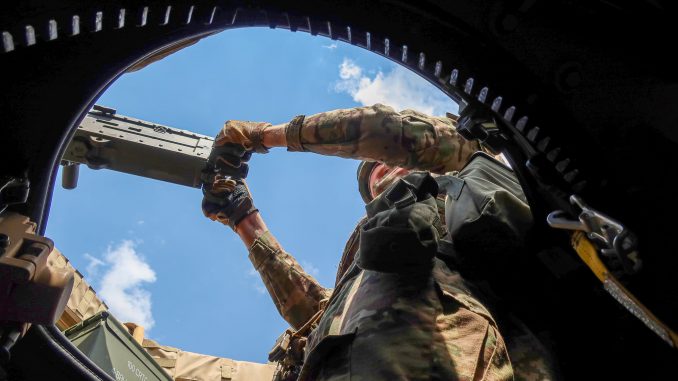 Infante ucraniano manejando una M2 en la torre de un blindado. Fuente - Ministerio de Defensa de Ucrania.