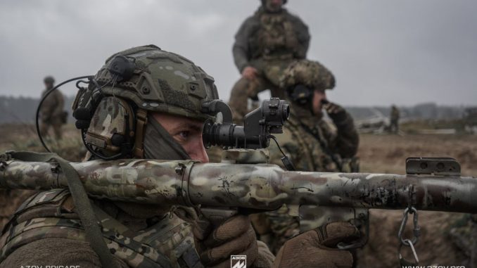 Elementos de la Brigada "Azov" de la Guardia Nacional ucraniana entrenando al oeste del país. Fuente - Ministerio de Defensa de Ucrania.