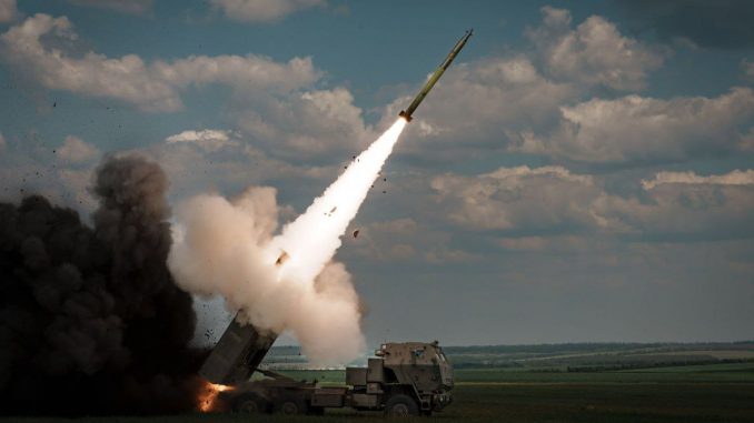 Lanzamiento de cohete guiado desde un M142 HIMARS utilizado por las AFU. Fuente - Ministerio de Defensa de Ucrania.