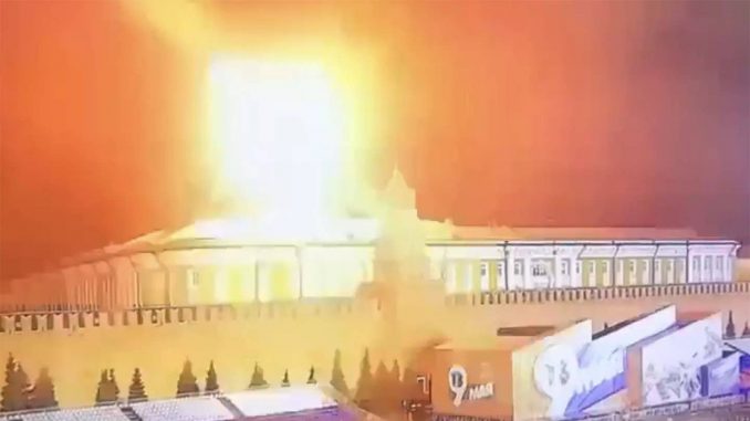 Momento de la explosión de un drone de origen desconocido sobre una de las cúpulas del Kremlin. Fuente - Telegram.