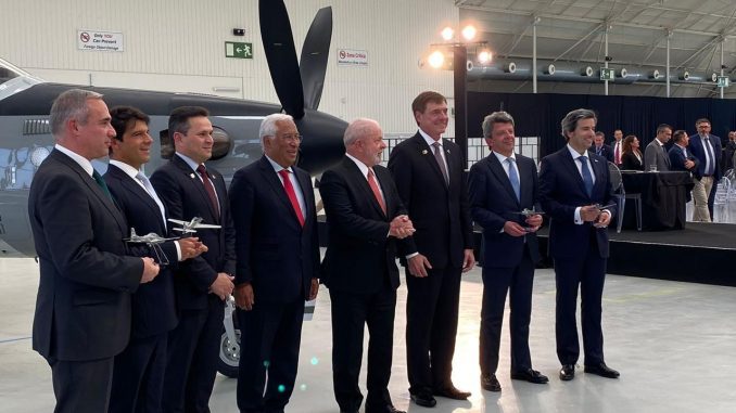 Foto de grupo tras la firma del memorando de entendimiento entre GMV y Embraer. Fuente - GMV.