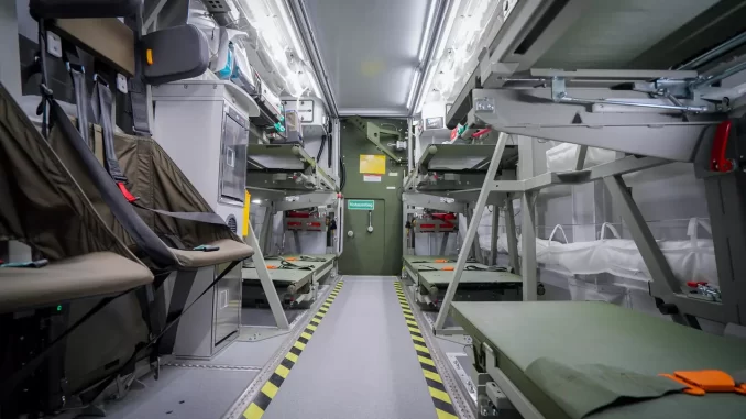 Interior de un contenedor médico protegido GVTC. Fuente - Airbus.