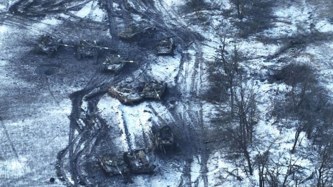 Restes de chars russes endommagés ou abandonnés dans les rangées d'arbres près de Mykil's'ke Nord. Plus de trente véhicules blindés ont été perdus à la suite des attaques menées par la Russie au cours de la première semaine de février 2023 pour tenter de déborder Vuhledar vers le sud-est. Source - Télégramme.