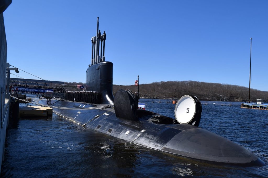 El USS Colorado, un submarino nuclear de la clase Virginia block III, con las portezuelas de los silos múltiples proeles abiertas. La capacidad de ataque de estas naves no deja de crecer. Fuente - US Navy.