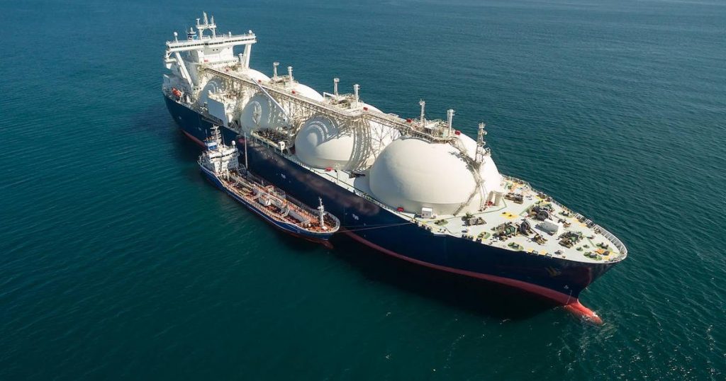 Buque metanero, uno de los recursos más valiosos para transportar gas licuado a través del mar.