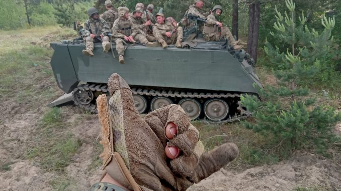 Militares ucranianos de la 32ª Brigada Mecanizada sobre un M113. Fuente - Ministerio de Defensa de Ucrania. Militares ucranianos de la 32ª Brigada Mecanizada sobre un M113. Fuente - Ministerio de Defensa de Ucrania.