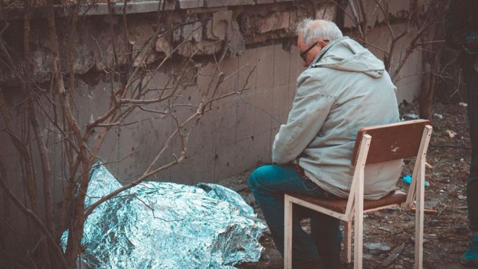 Un hombre contempla el cadáver de su nieta, muerta a causa de los ataques rusos contra Kiev de esta pasada noche. Autor - Serhii Okunev. Un hombre contempla el cadáver de su nieta, muerta a causa de los ataques rusos contra Kiev de esta pasada noche. Autor - Serhii Okunev.