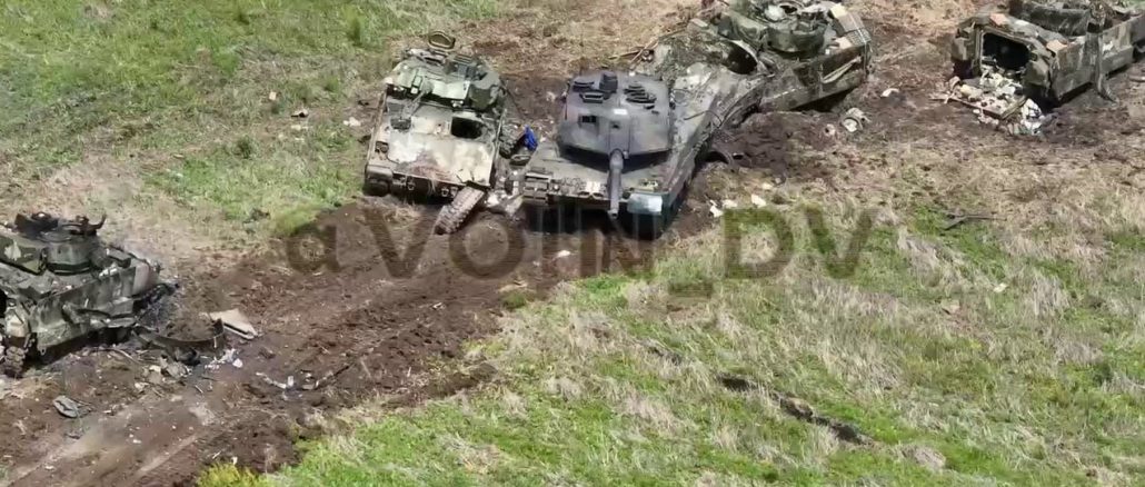 Vehículos de combate de infantería Bradley y vehículo limpia minas junto a un carro de combate Leopard 2A6 fuera de combate. Fuente - Telegram.