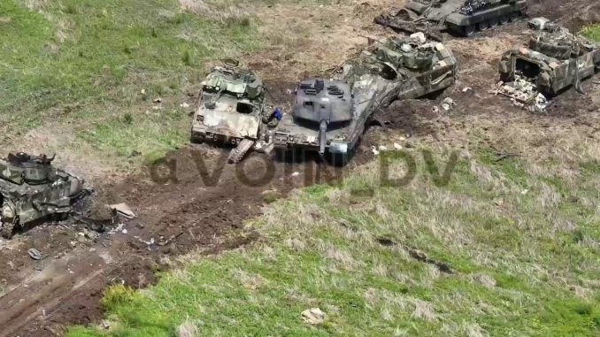 Vehículos de combate de infantería Bradley y vehículo limpia minas junto a un carro de combate Leopard 2A6 fuera de combate. Fuente - Telegram.