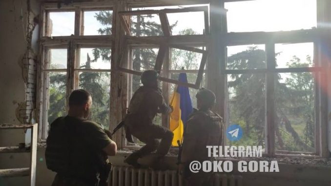 Militares ucranianos colocando la bandera nacional en un edificio de Blahodatne, al sur de Velyka Novosilka. Fuente - Telegram.