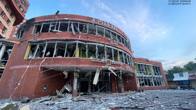 Edificios destruidos por un ataque ruso con misiles contra la ciudad de Odessa. Fuente - @Militarylandnet. Edificios destruidos por un ataque ruso con misiles contra la ciudad de Odessa. Fuente - @Militarylandnet.