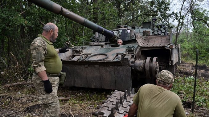 Militares ucranianos reparando la cadena de un carro de combate PT-91 de la 22ª Brigada Mecanizada. Fuente - Ministerio de Defensa de Ucrania.