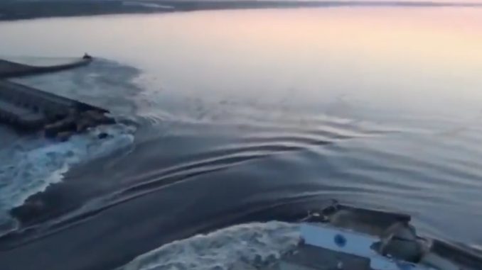 Captura de vídeo de la presa de Nova Kakhovka tras el colapso de parte del muro de contención Fuente - Telegram.
