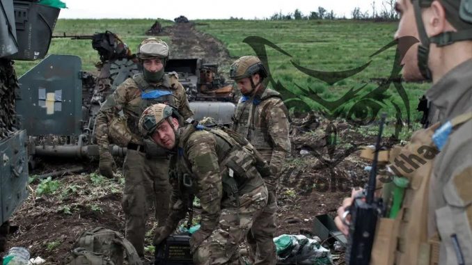 Tropas ucranianas llegan a los restos de vehículos perdidos en los primeros días de la ofensiva. Fuente - @Militarylandnet.