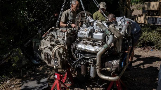 Mecánicos ucranianos reparando el motor de un IFV M2 Bradley. Fuente - Ministerio de Defensa de Ucrania.