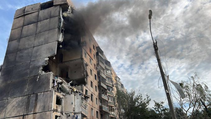 Estado en el que ha quedado un edificio residencial en la localidad ucraniana de Krivói Rog tras un ataque ruso con misiles. Fuente - @Militarylandnet.