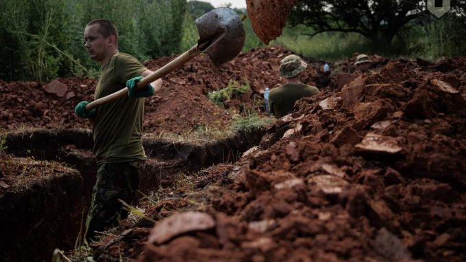 Militares ucranianos excavando una posición defensiva. Fuente - Estado Mayor de las Fuerzas Armadas ucranianas.