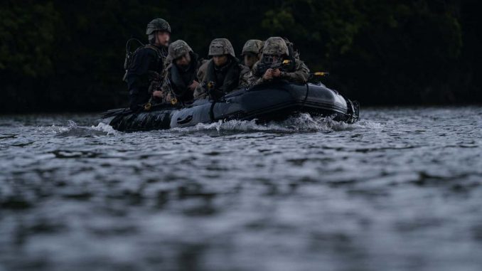 Militares ucranianos durante un ejercicio anfibio en el Reino Unido. Fuente - Ministerio de Defensa del Reino Unido.