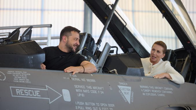 El presidente ucraniano Zelensky y la primera ministra danesa, Mette Frederiksen, subidos al cockpit de un F-16 biplaza durante la visita de Zelenski a Dinamarca. Fuente - Presidencia de Ucrania.