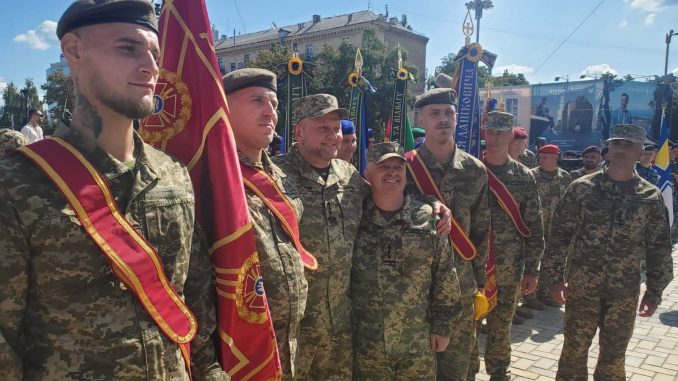 Miembros de la 67ª Brigada ucraniana durante la ceremonia de entrega de su bandera de combate. Fuente - Ministerio de Defensa de Ucrania.
