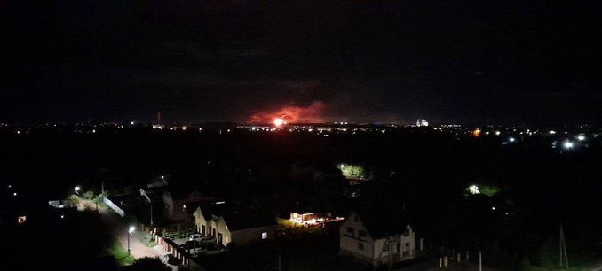 Imagen de las explosiones en el aeropuerto ruso de Pskov, en un ataque ucraniano que habría causado daños al menos a cuatro aviones de transporte estratégico Il-76. Fuente - Telegram.