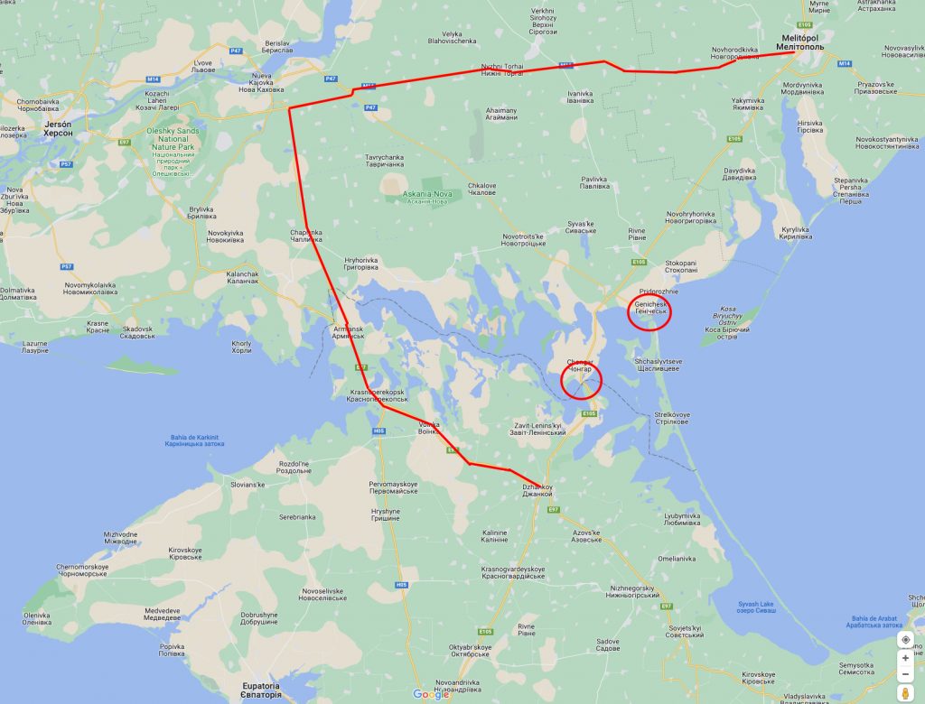 Dentro del círculo rojo, los puentes atacados hoy por Ucrania. La ruta marcada en rojo, que sería la otra posibilidad para la logística rusa, tiene la desventaja de un gran rodeo y de atravesar o bien carreteras de baja capacidad para enlazar con la E105, o bien de pasar por zonas batidas por la artillería ucraniana al sur de Nova Kakhovka. Fuente - Google Maps.