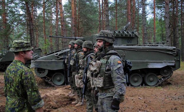 Revista de personal español integrado en el Battlegroup Letonia, misión eFP; la primera en que participan fuerzas pesadas españolas en el ámbito OTAN. Fuente - Ministerio de Defensa.