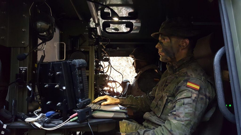 Personal de la sección de plana mayor trabajando desde un vehículo de puesto de mando. Fuente - Ejército de Tierra.