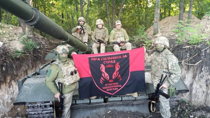 Elementos de la 41ª Brigada Mecanizada ucraniana posando sobre un T-64BV mod. 2017. Fuente @Militarylandnet.