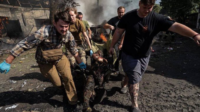 Evacuación de heridos tras el ataque ruso contra un mercado en la ciudad de Kostyantynivka, en la región ucraniana de Donetsk. Fuente - Telegram.