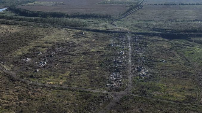 Toma a vista de pájaro de la localidad de Andriívka, al sur de Bakhmut, recientemente recuperada por las Fuerzas Armadas ucranianas. Fuente - Ministerio de Defensa de Ucrania. Toma a vista de pájaro de la localidad de Andriívka, al sur de Bakhmut, recientemente recuperada por las Fuerzas Armadas ucranianas. Fuente - Ministerio de Defensa de Ucrania.