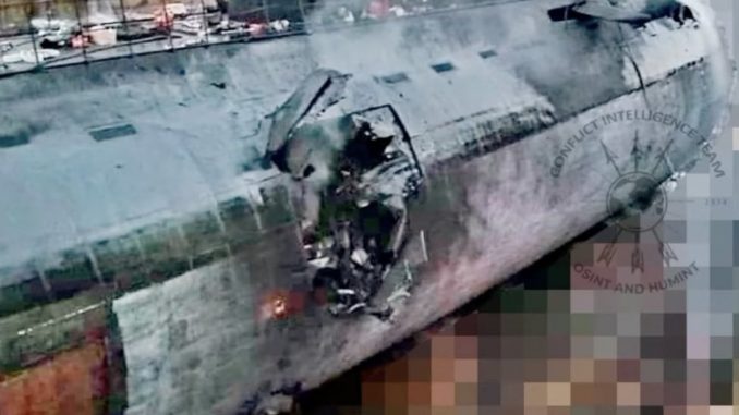 Como puede apreciarse, el submarino clase Kilo alcanzado por los misiles de crucero ucranianos ha quedado totalmente destruido. Fuente - Telegram.
