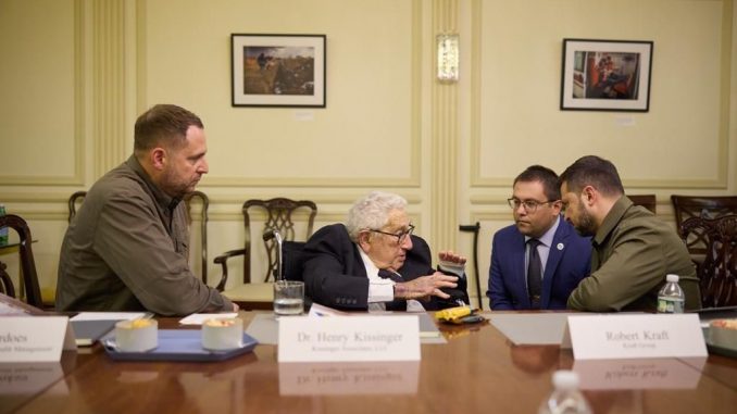 Henry Kissinger durante una reciente reunión con el presidente ucraniano, Zelenski. Fuente - Gobierno de Ucrania.