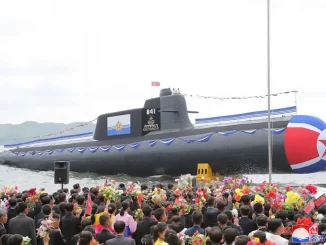 Imagen de la puesta a flote del nuevo submarino balístico de Corea del Norte, bautizado como "Hero Kim Kun Ok". Fuente - KCNA.