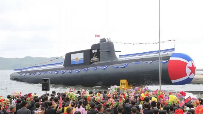 Imagen de la puesta a flote del nuevo submarino balístico de Corea del Norte, bautizado como "Hero Kim Kun Ok". Fuente - KCNA.