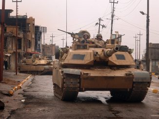 Pareja de carros de combate M1A2 Abrams en Iraq en 2005. Las particularidades de la guerra urbana imponen cambios tanto en el diseño como en la forma de empleo del carro de combate, en tanto cada vez es más probable que sean utilizados en este tipo de escenarios. Fuente - Fuerza Aérea de los Estados Unidos.