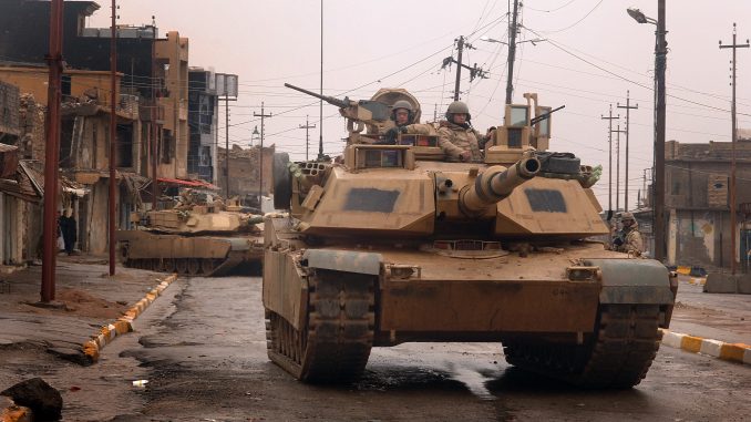 Pareja de carros de combate M1A2 Abrams en Iraq en 2005. Las particularidades de la guerra urbana imponen cambios tanto en el diseño como en la forma de empleo del carro de combate, en tanto cada vez es más probable que sean utilizados en este tipo de escenarios. Fuente - Fuerza Aérea de los Estados Unidos.