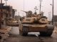 Pareja de carros de combate M1A2 Abrams en Iraq en 2005. Las particularidades de la guerra urbana imponen cambios tanto en el diseño como en la forma de empleo del carro de combate, en tanto cada vez es más probable que sean utilizados en este tipo de escenarios. Fuente - Fuerza Aérea de los Estados Unidos.