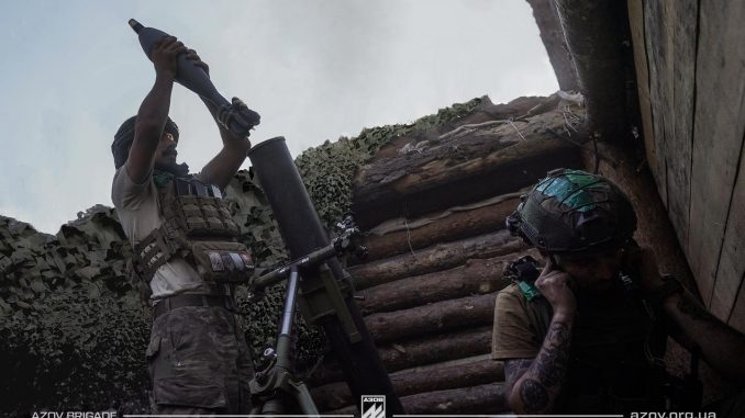 Servidores de un mortero pertenecientes a la brigada "Azov" de la Guardia Nacional ucraniana en acción al este del país. Fuente - Gobierno de Ucrania.