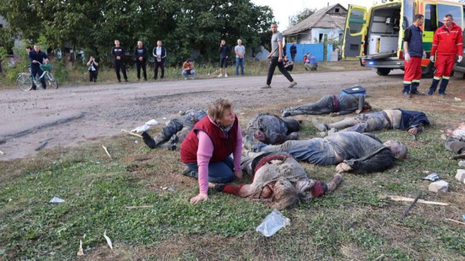 Víctimas del ataque ruso contra la aldea de Groza que ha causado medio centenar de víctimas mortales. Fuente - Telegram.